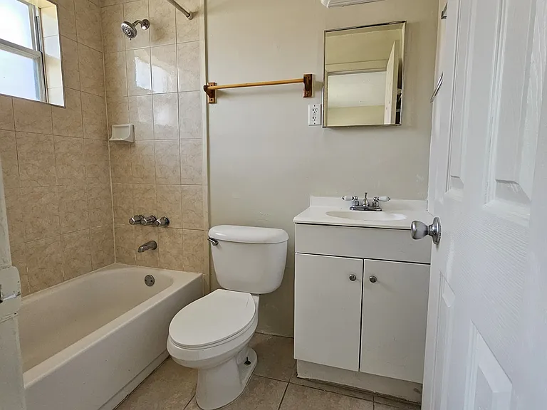 667 W 29th St #6 — Photo 9