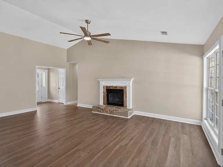 733 Woodland Pointe Pl — Photo 3