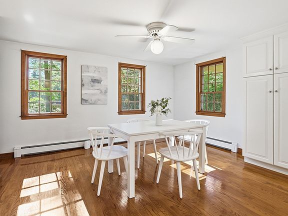 4th image of 54 Carleton Rd