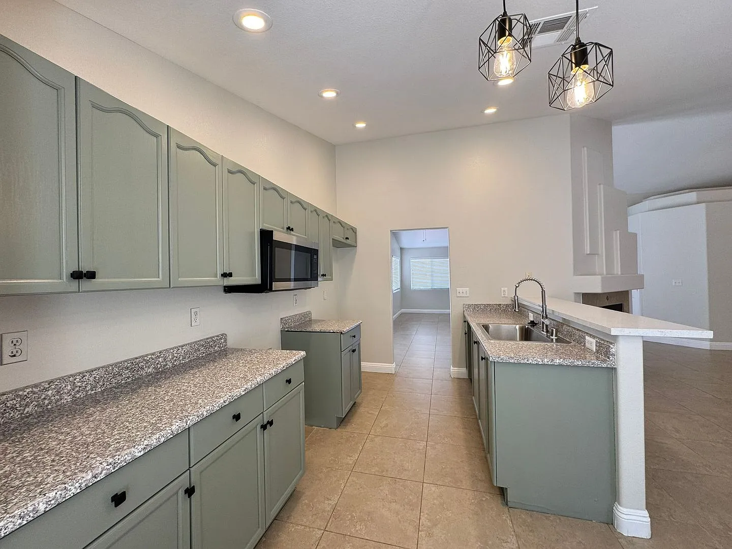 Beautiful 1 Story Home With Open Floor Plan — Photo 4