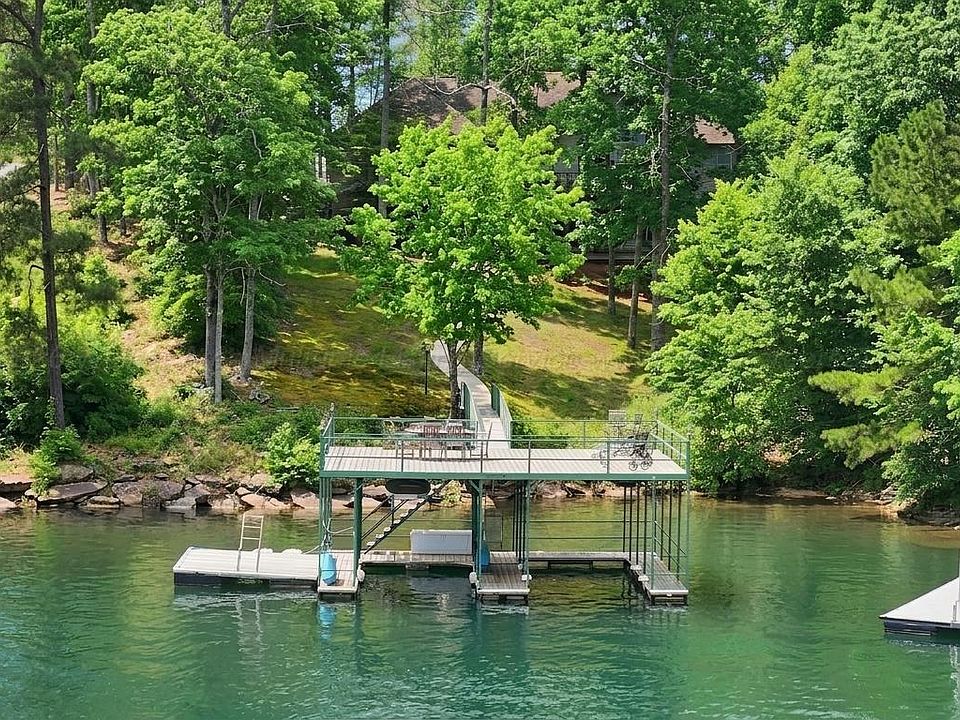 1st image of 553 S Pointe Dr