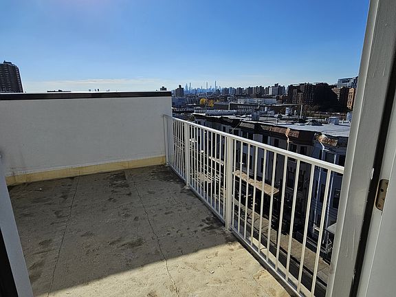 5th image of 686 Eagle Ave #5C