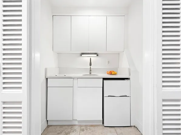 230 East 52nd Street image 1 of 5