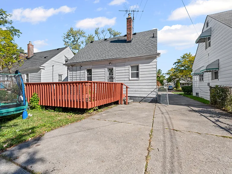 20220 Kenosha St — Photo 14