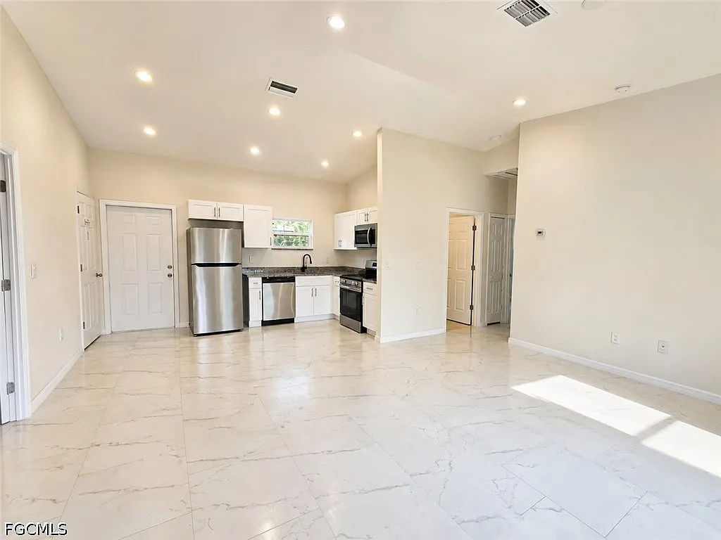3 bed, 2.0 bath, 1104 sqft, $1,700 — Photo 2