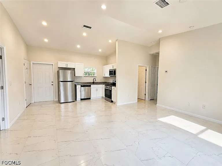 2617 Queen Dr — Photo 2