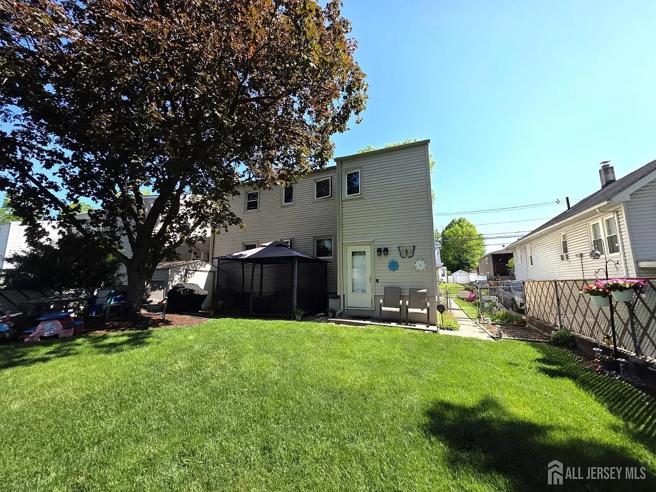 3 bed, 1200 sqft, $2,700 — Photo 3