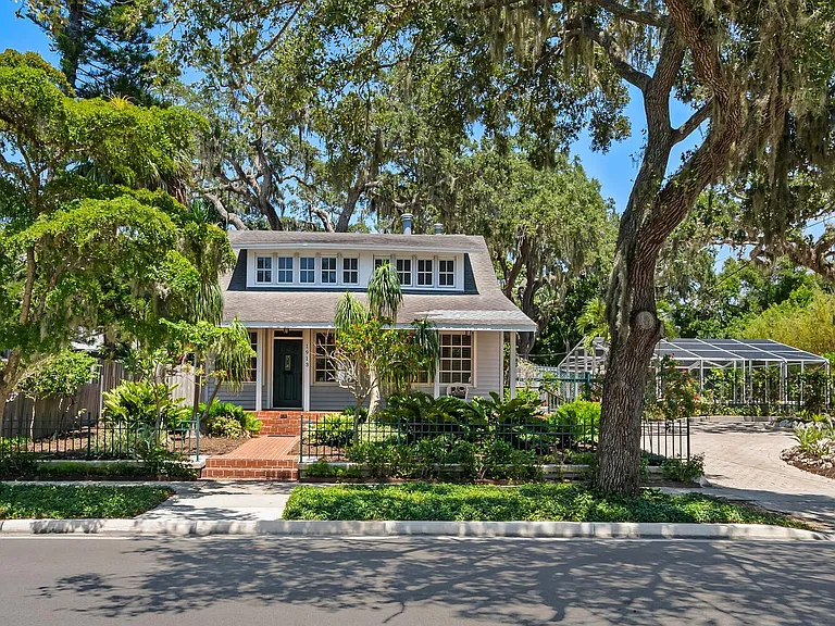 1913 S Orange Ave — Photo 3
