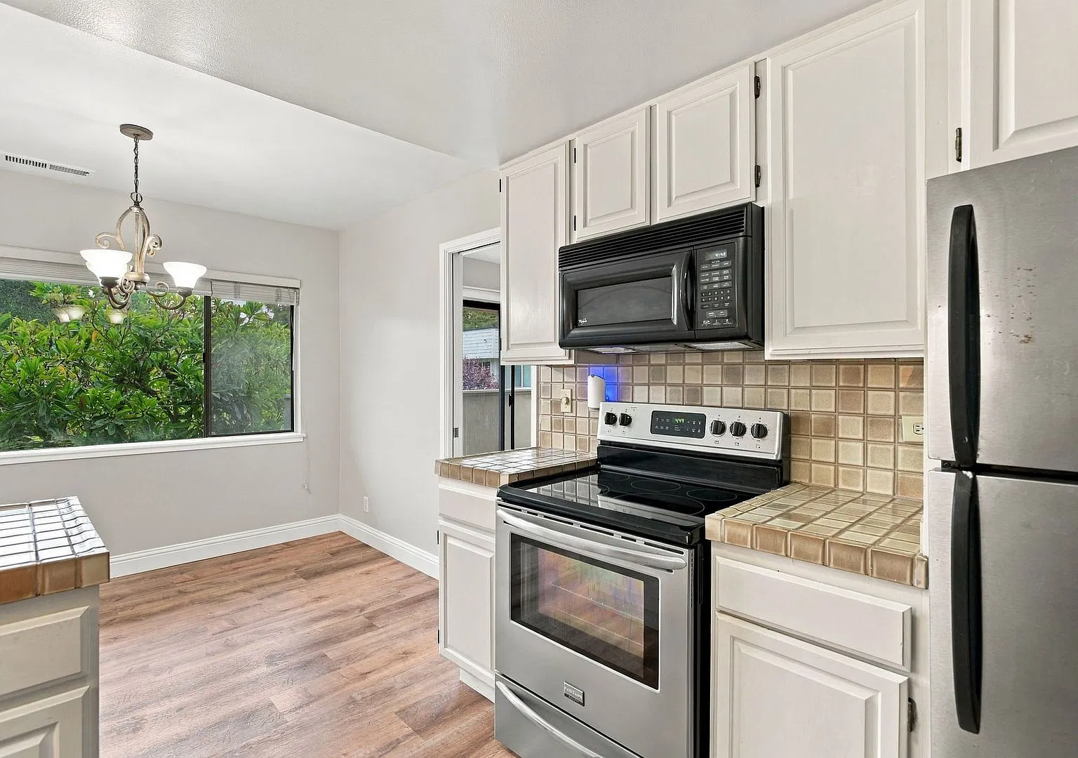 Gorgeous 2-Bedroom, 2-Bath Menlo Park Condo in a Prime Sand Hill-Adjacent Community — Photo 4