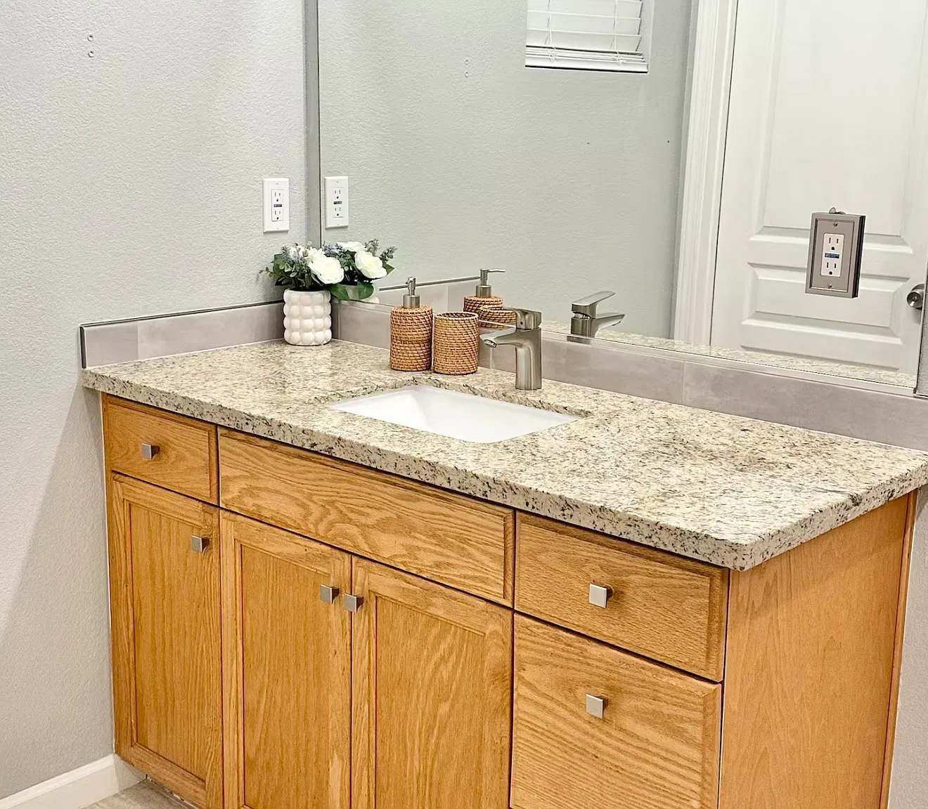 1226 Laurel Park Cir — Photo 2