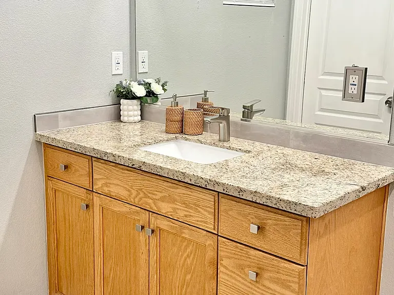 1226 Laurel Park Cir — Photo 2
