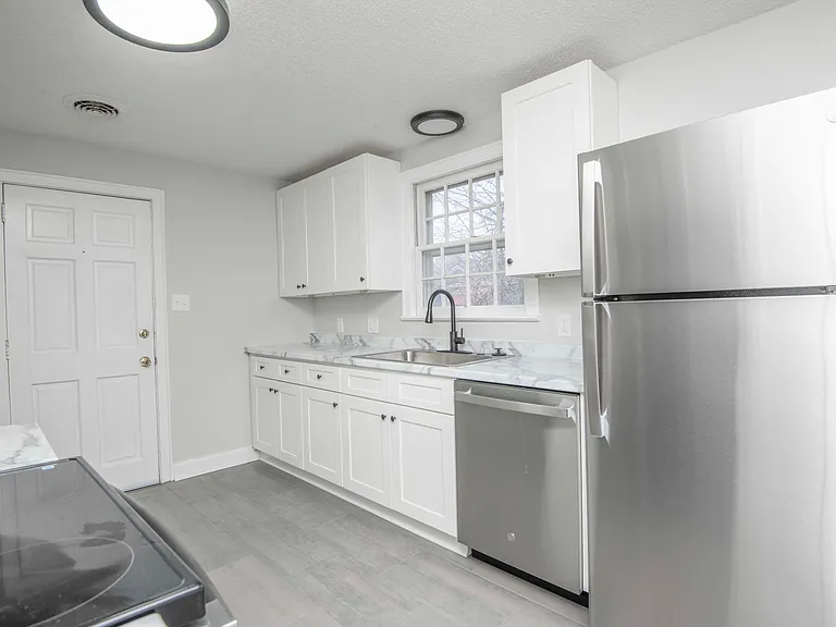 2440 Woodbine Ave — Photo 5