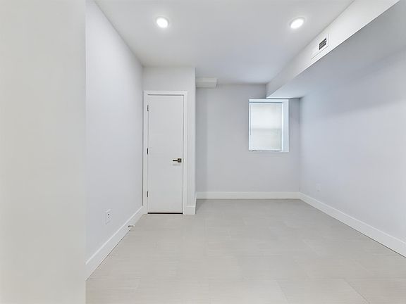 3rd image of 2114 N Franklin St APT A