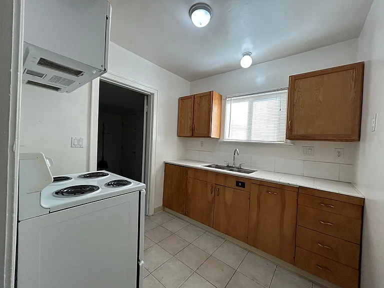 1305 Montgomery St — Photo 8
