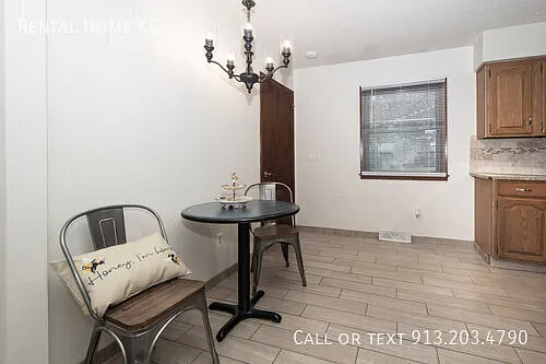 Nicely updated 3-bedroom / 2-bath Ranch w/Double Garage #9420 — Photo 4