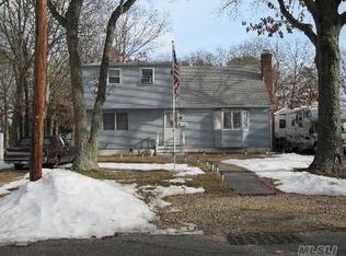 1077 Sullivan St, Bay Shore, NY 11706