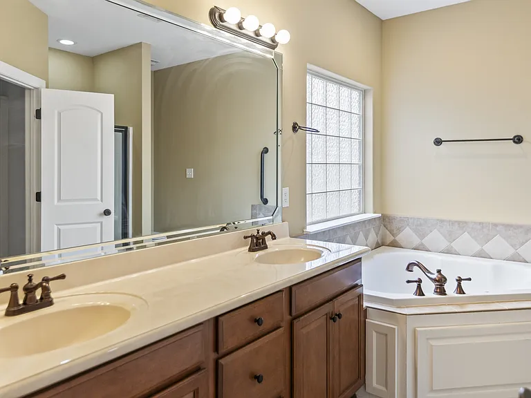 1624 Brook Hollow Dr #1-B — Photo 14
