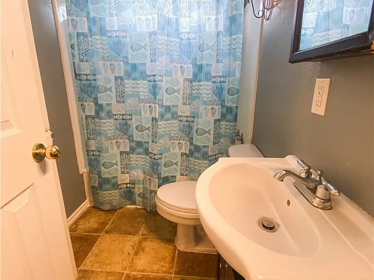 704 Churchill Dr — Photo 7