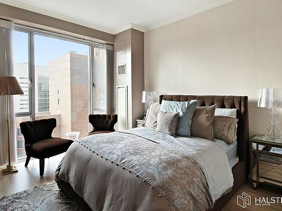 4th image of 110 3rd Ave APT 17A