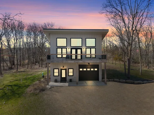 13925 2nd Rd, Darlington, WI 53530