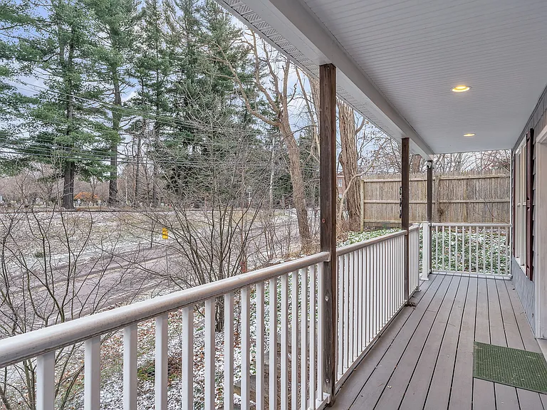 366 Colchester Ave — Photo 5