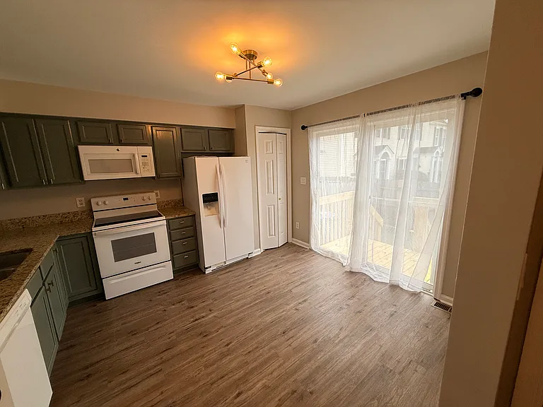 327 W Trinity Ave — Photo 4