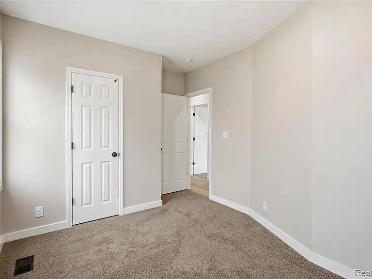 14615-14617 Winthrop St — Photo 30