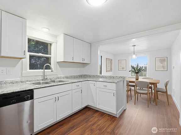3rd image of 1619 Bayview Drive W