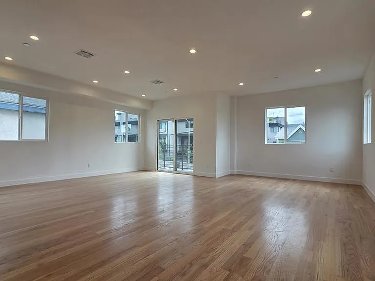 915 N Ridgewood Pl — Photo 3