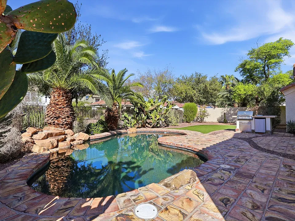 2280 E Indigo Dr