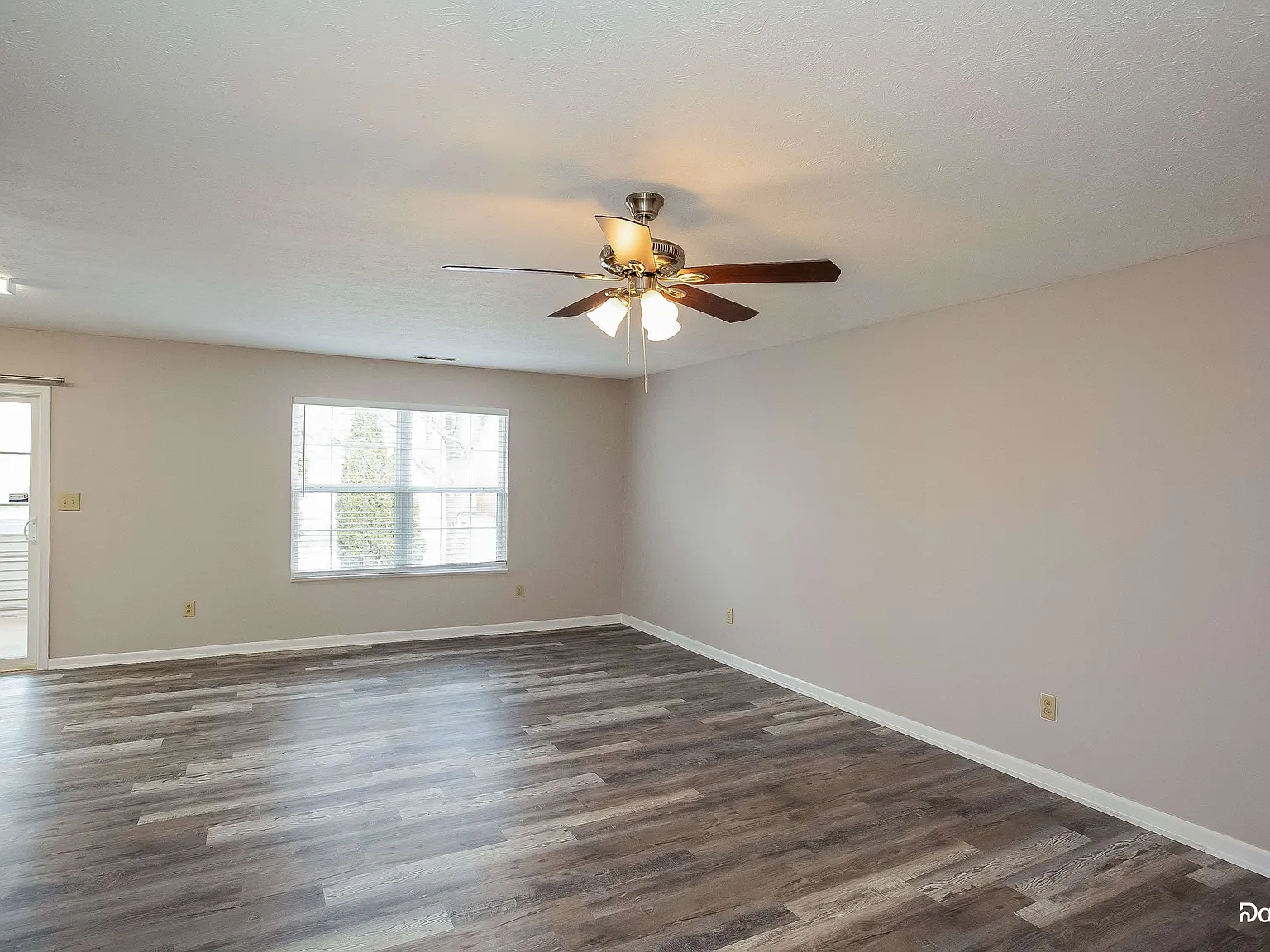 3 bed, 2.0 bath, 1370 sqft, $1,970 — Photo 4