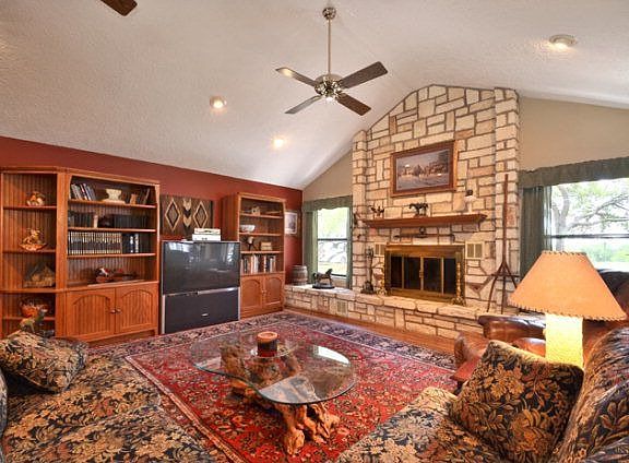 5th image of 1406 Mustang Ln