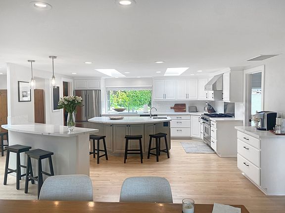 LARGE KITCHEN WITH 2 ISLANDS. FANTASTIC FOR ENTERTAINING.