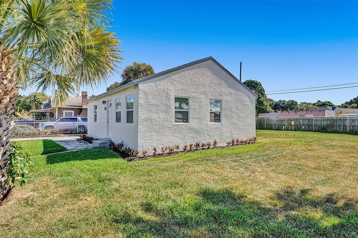 Building Photo - 640 52nd St