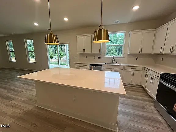 4 bed, 2692 sqft, $2,300 — Photo 2