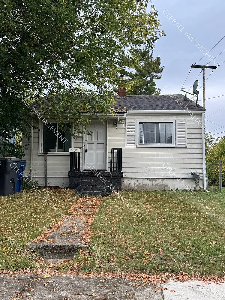 952 Salisbury Ave — Photo 1