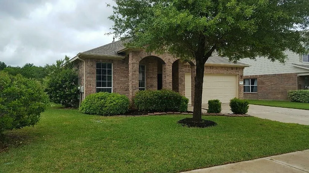 3 bed, 2.0 bath, 1883 sqft, $2,075 — Photo 1
