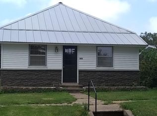 305 Lewis St, Mount Auburn, IA 52313