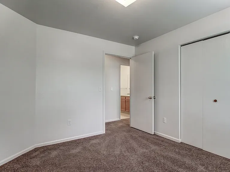 Emerald Park Apartments — Photo 18
