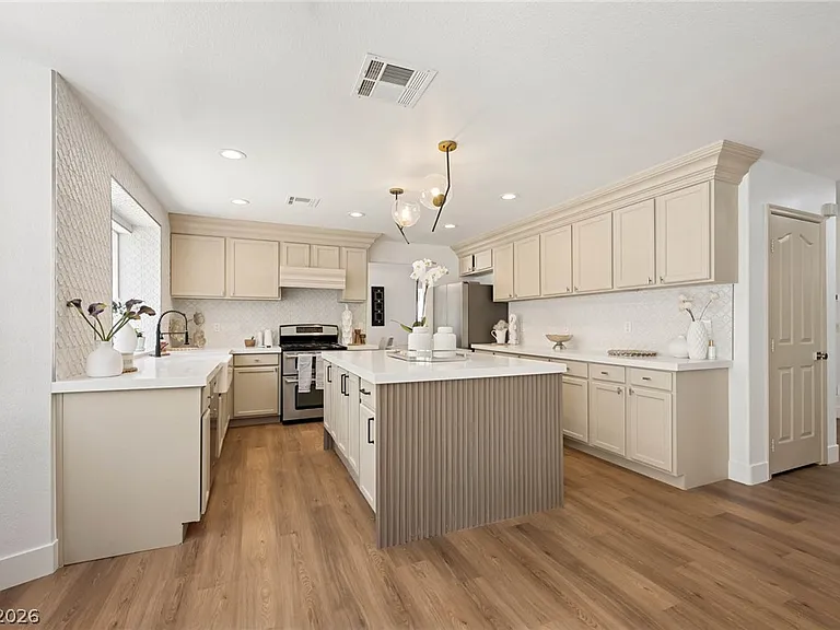 7825 Desert Bell Ave — Photo 12