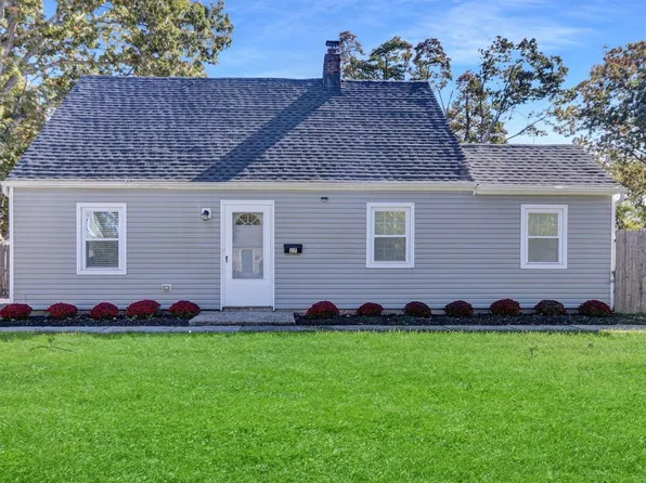 27 E Halley Lane, Central Islip, NY 11722