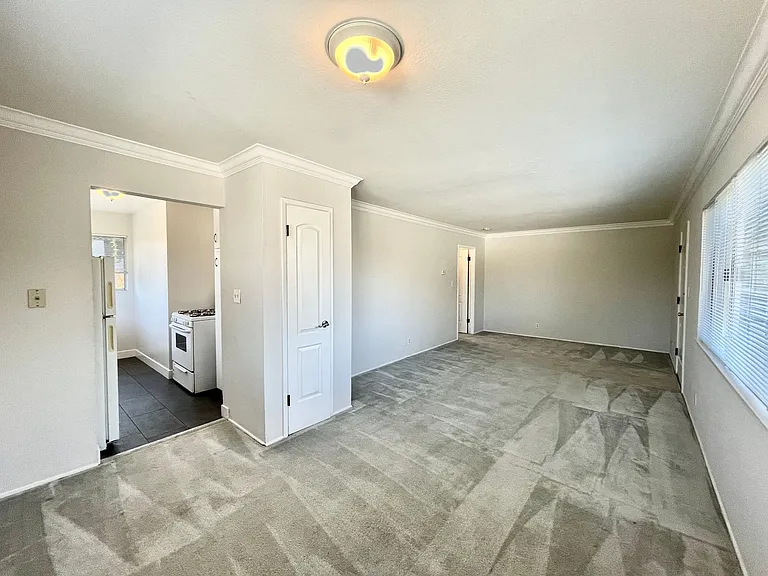 466 N Fair Oaks Avenue — Photo 3