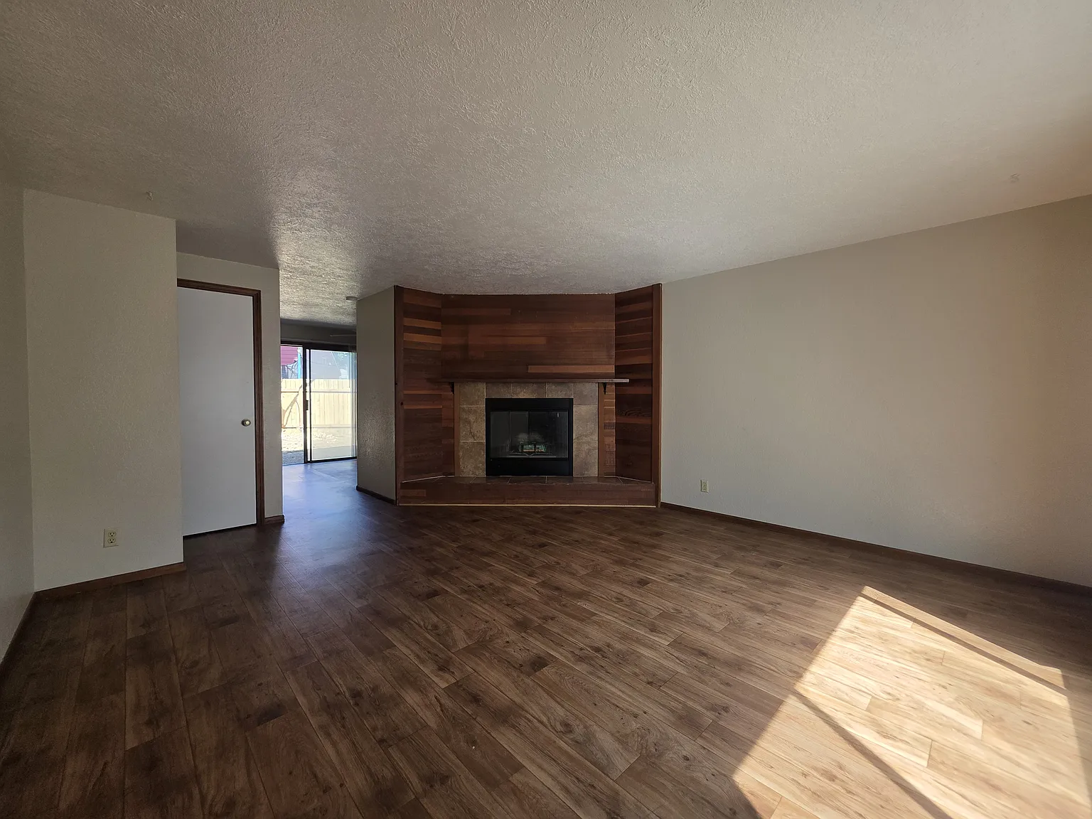2 bed, 1.5 bath, 1098 sqft, $1,695 — Photo 3