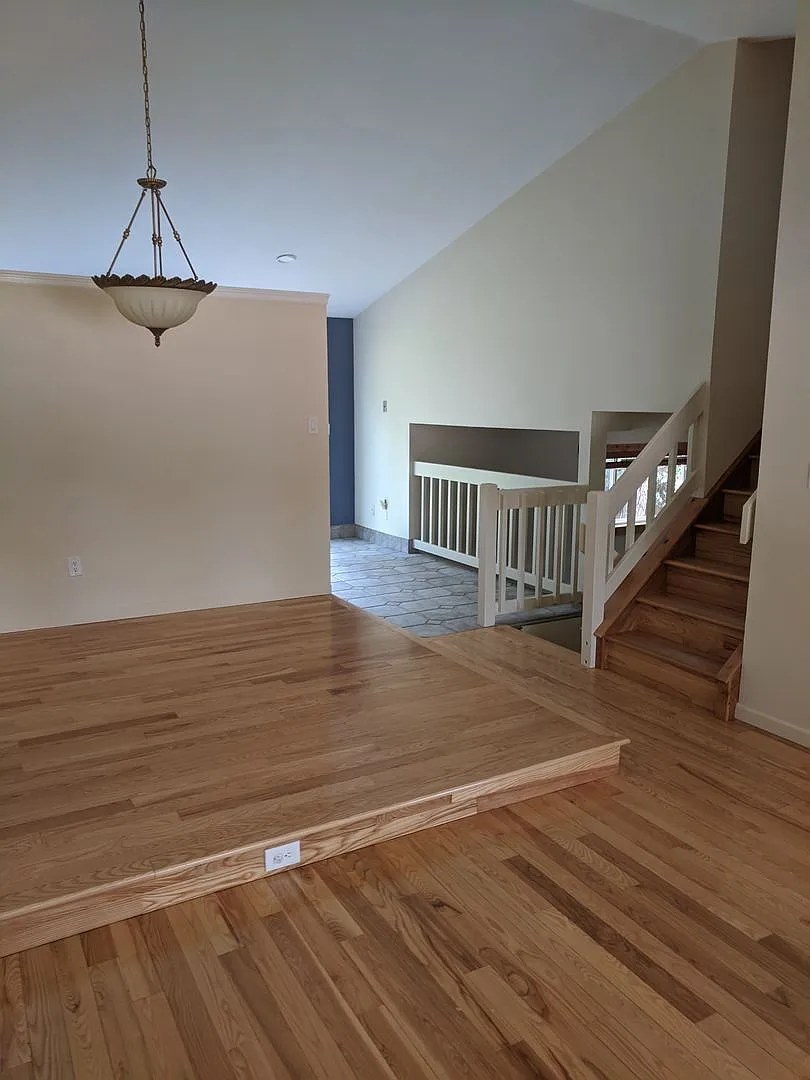 Old Farm tri-level with basement — Photo 3