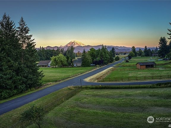 Sweeping pastoral & Mt. Rainier views!>