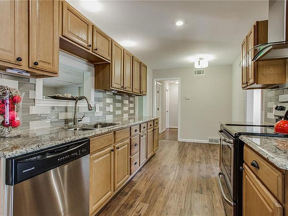 3rd image of 2367 Highwood Dr