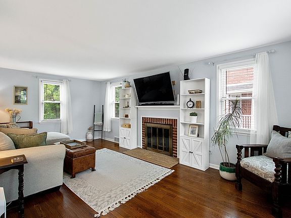 4th image of 383 Woodcliff Cir