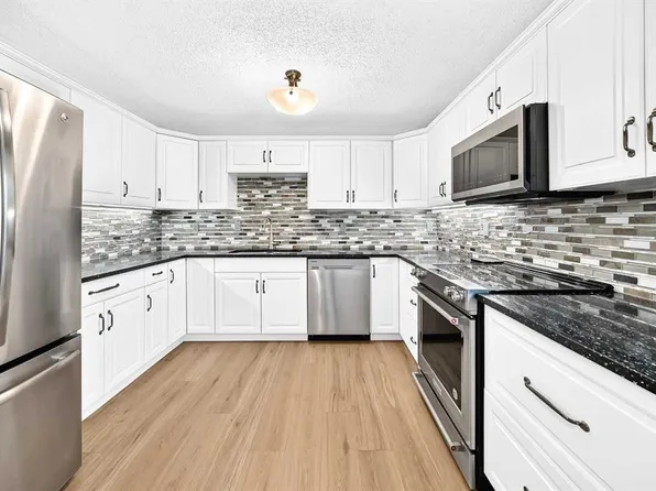 8 NE Hawkfield Cres NW, Calgary, AB T3G 1Z5