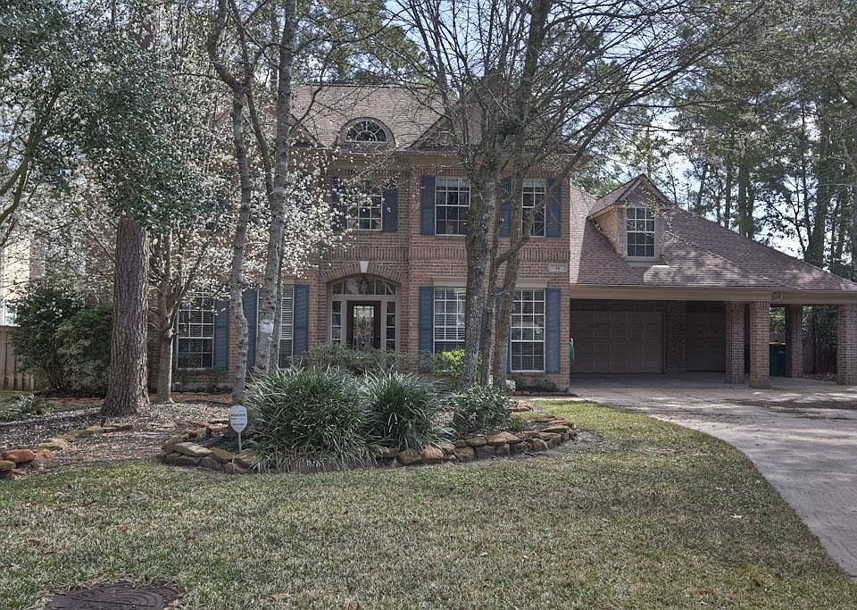 Welcome to 14 Greycrest in desirable Slatestone, directly across from Buckalew Elementary. Estate si