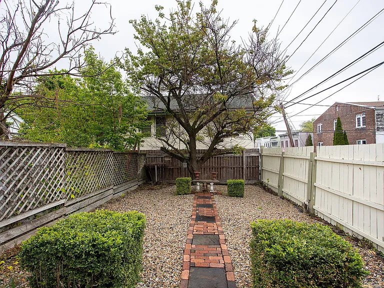 562 State St — Photo 2